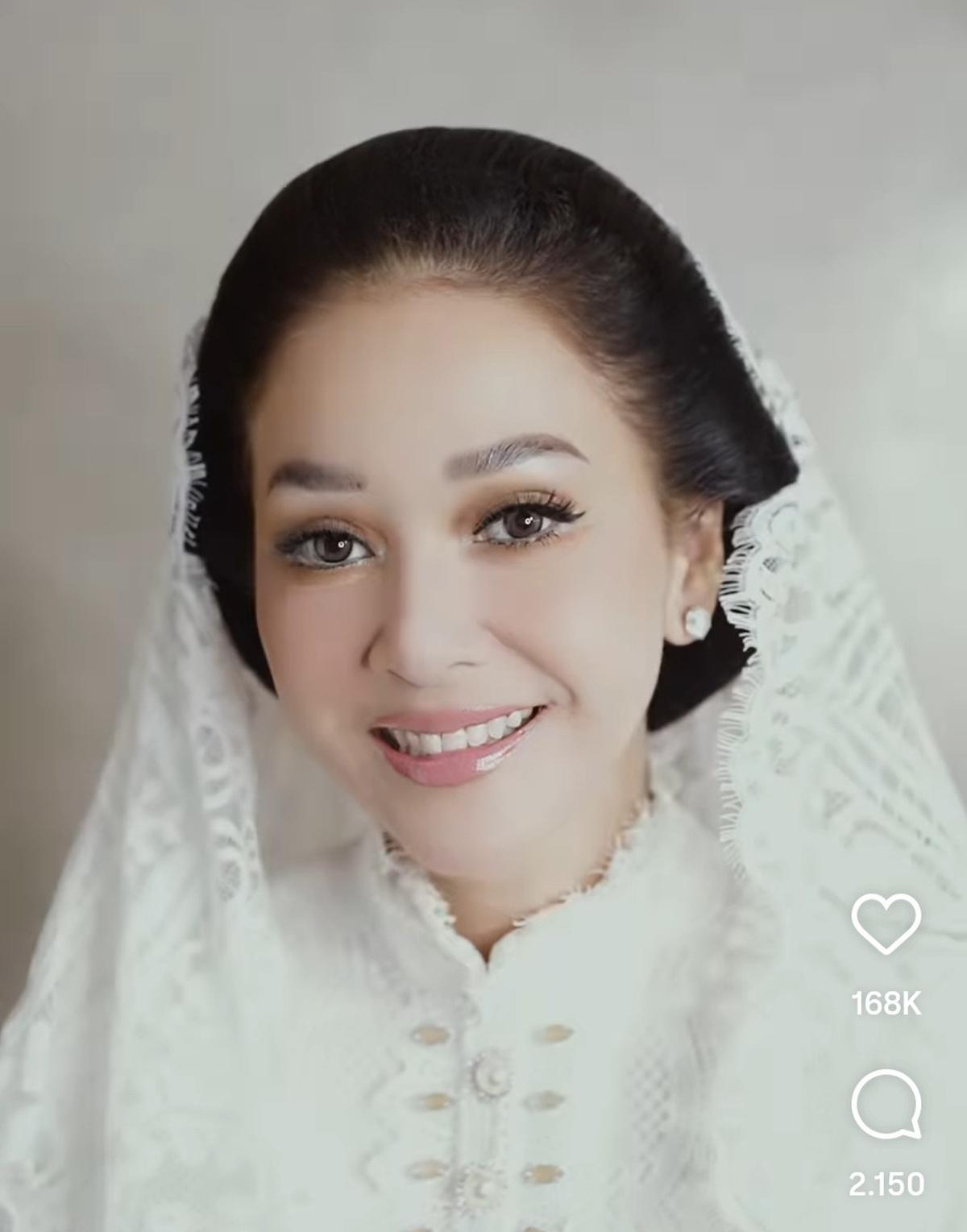 5 Potret Cantik Maia Estianty di Siraman Al Ghazali, Tampil Anggun Dalam Balutan Busana Putih & Motif Bunga