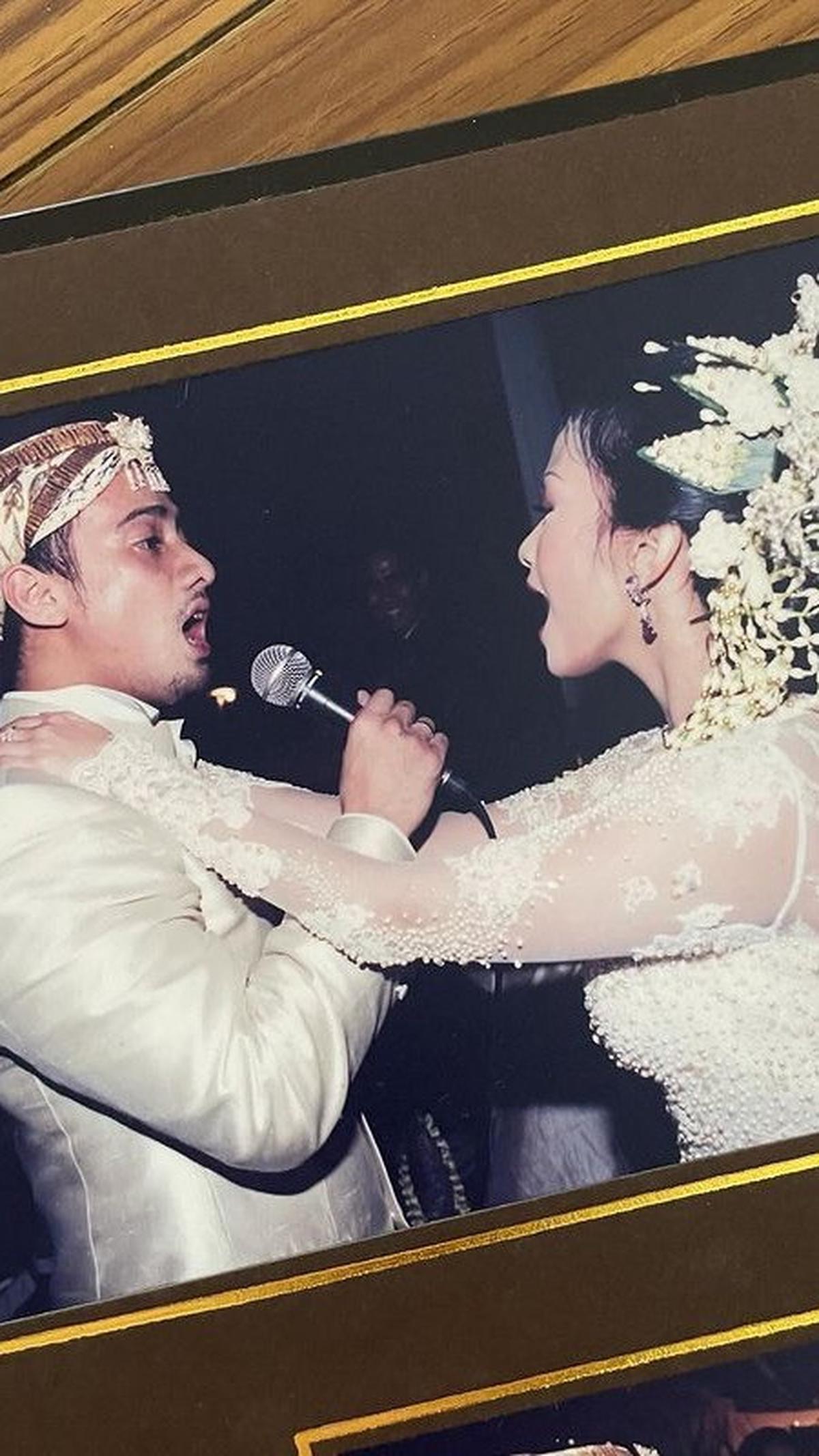 Di momen suka cita ini Ersa dan Otto juga sempat bernyanyi bersama. Keduanya masih dalam balutan baju pengantin menyumbangkan sebuah lagu.