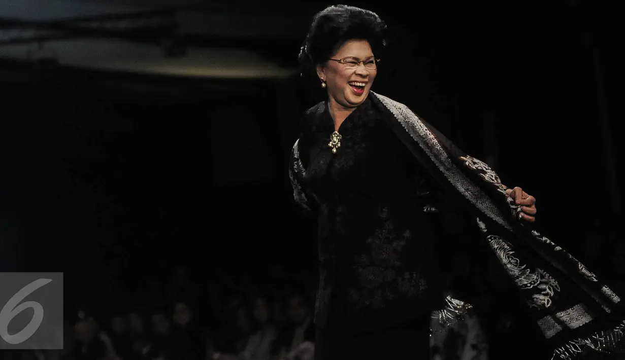 Linda Gumelar tampil mengenakan batik rancangan Alleira Batik dalam acara Alleira Annual Fashion Show 2016 di Jakarta, Kamis (6/10). Pagelaran itu mengambil tema Yavadvipa, yang artinya pulau-pulau Jawa dalam bahasa Sansekerta (Liputan6.com/Faizal Fanani)