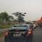 Kendaraan terjebak kemacetan di Tol Sedyatmo KM 29 menuju Bandara Internasional Soekarno Hatta, Cengkareng, Selasa (10/11/2020). Kemacetan tersebut karena adanya peningkatan jumlah kendaraan menuju bandara yang diduga ingin menjemput pemimpin FPI, Habib Rizieq Shihab. (Liputan6.com/Herman Zakharia)