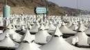 Tenda kemah untuk peziarah didirikan di Mina, dekat Mekah, Arab Saudi, Selasa (13/7/2021). Hanya orang-orang yang divaksinasi virus corona COVID-19 di Arab Saudi yang dapat berpartisipasi dalam pelaksanaan ibadah haji. (AP Photo/Amr Nabil)