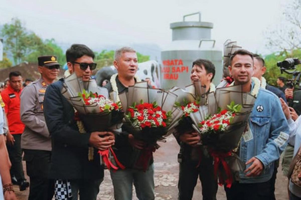 Potret Raffi Ahmad Bareng The Dudas Minus One Kunjungi Sentra Produksi Susu Sapi di Jawa Timur