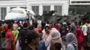 Pesawat N250 dan Panser Anoa menjadi tujuan pengunjung pada Habibie Festival di Museum Nasional, Jakarta, Minggu (14/8). (Liputan6.com/Immanuel Antonius)