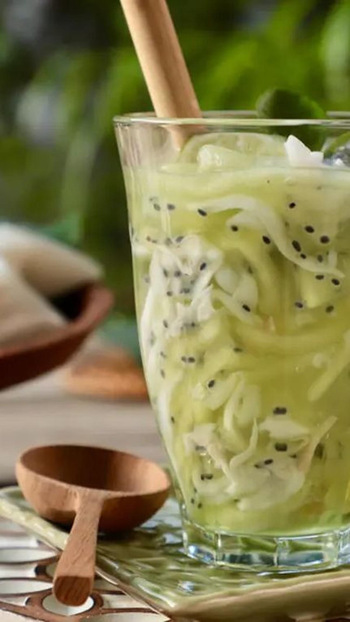 Siapa tak kenal es kuwut? Minuman segar yang berasal dari Bali ini mampu menghilangkan dahaga saat tenggorokan terasa kering. Es kuwut banyak dijual terutama saat bulan Ramadan, untuk menemani hidangan buka puasa.<br>