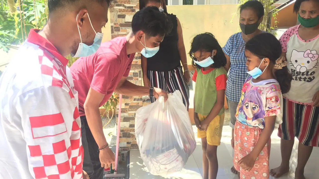 Relawan Solmet menyalurkan donasi kepada warga korban banjir NTT. (Ist)