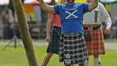 Ekspresi Jason Woods setelah memenangkan lomba caber toss saat mengikuti Grandfather Mountain Highland Games ke-64 di MacRae Meadows, Linville, North Carolina, AS, Jumat (12/7/2019). Kejuaraan ini digelar untuk merayakan sejarah dan budaya Skotlandia. (AP Photo/Chuck Burton)