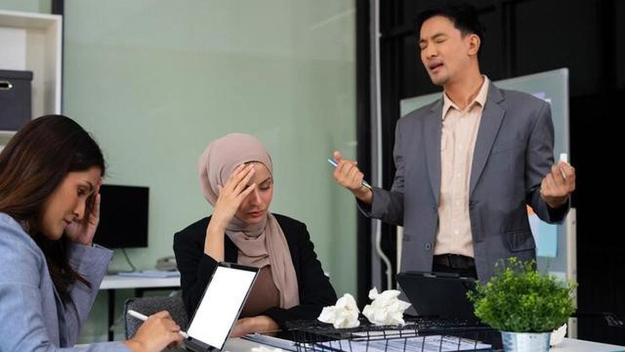 Bagaimana Tetap Profesional Saat Teman Sendiri Jadi Atasan: Lakukan 7 Strategi Ampuh Ini