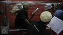Seorang jamaah membaca Al-Quran di Masjid Istiqlal, Jakarta, Kamis (18/6/2015). Memasuki bulan Ramadan, sejumlah umat muslim mengisi waktu dengan beribadah seperti mengaji dan salat berjamaah di masjid. (Liputan6.com/Faizal   Fanani)