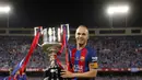 Andres Iniesta memegang trofi Piala Raja Spanyol (Copa del Rey) di stadion Vicente Calderon, Spanyol, Minggu (28/5). Barcelona sukses mempertajam rekornya di kancah Copa del Rey dengan keberhasilan menjadi juara sebanyak 29 kali. (AP Photo)
