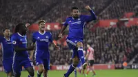 Bomber Chelsea, Diego Costa (depan) melakukan selebrasi usai mencetak gol ke gawang Southampton, pada laga lanjutan Premier League 2016-2017, di St Mary's Stadium, Minggu (30/10/2016). Chelsea unggul 2-0.  (Reuters/Toby Melville)