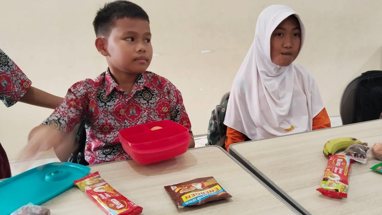Menu MBG di Palembang selama Ramadan Diganti untuk Takjil: Sebutir Telur, Biskuit, Pisang dan Kurma