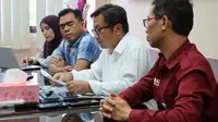 Dekan Fakultas Teknik Universitas Jember, Triwahiu Hardianto (baju putih) memberikan keterangan pres terkait tewasnya mahasiswi Fakultas Teknik Unej dalam kegiatan  pecinta alam (Istimewa)