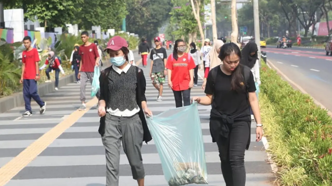 Road to Asian Games 2018, Kemenpora Bersama 13 Komunitas Peduli Lingkungan Bersih-Bersih Gelora Bung Karno