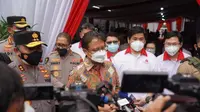 Menteri Kesehatan RI Budi Gunadi Sadikin meninjau pelaksanaan vaksinasi COVID-19 di PT Mayora Indah Tbk di Jakarta Barat pada 23 Juni 2021. (Dok Kementerian Kesehatan RI/Rokom/Nursiwan)