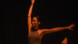 Seorang anggota Ballet Sumber Cipta saat latihan jelang pertunjukan balet virtual To Live To Love To Dance, Jakarta, Minggu (25/7/2020). Di tengah pandemi COVID-19, Ballet Sumber Cipta akan tampil dalam pertunjukan balet virtual pertama mereka pada 26 Juli 2020. (Xinhua/Agung Kuncahya B.)