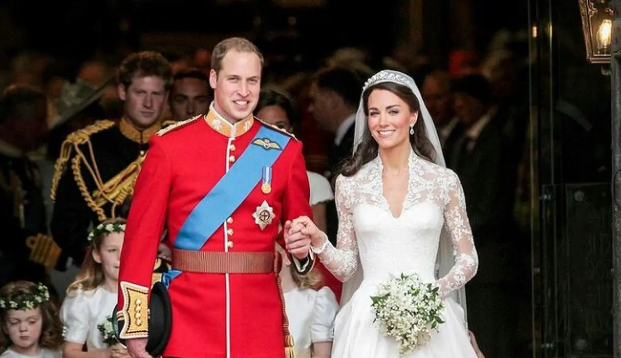 <p>Ketika menikah dengan Pangeran William, Kate Middleton mengenakan gaun yang dirancang oleh desainer Alexander McQueen Sarah Burton. Renda pada gaunnya dibuat dengan tangan. Gaun putih ini juga menampilkan kereta api yang panjangnya hampir 9 kaki. (Instagram/dukeandduchessofcambridge).</p>