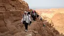  Para wisatawan saat menaiki puncak daerah Naqba Rum di Sinai Selatan, Mesir, (20/11). Kegiatan ini dilakukan untuk mengampanyekan bahwa suku Badui Mesir aman dan tempat ini layak untuk dikunjungi. (REUTERS/Asmaa Waguih)