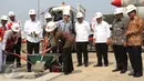 Menteri BUMN Rini Soemarno (keempat kiri) meletakkan semen cair saat Groundbreaking Light Rail Transit (LRT) Indonesia, Jakarta, Rabu (9/9). LRT merupakan salah satu moda transportasi massal berbasis rel yang ramah lingkungan.(Liputan6.com/Faizal Fanani)