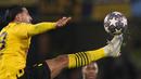 <p>Gelandang Borussia Dortmund, Emre Can berusaha mengontrol bola saat bertanding melawan Chelsea lama pertandingan babak 16 besar Liga Champions di Stamford Bridge, London, Rabu (8/3/2023).Chelsea menang atas Dortmund dengan skor 2-0 dan melaju ke perempatfinal dengan agregat 2-1. (AP Photo/Alastair Grant)</p>