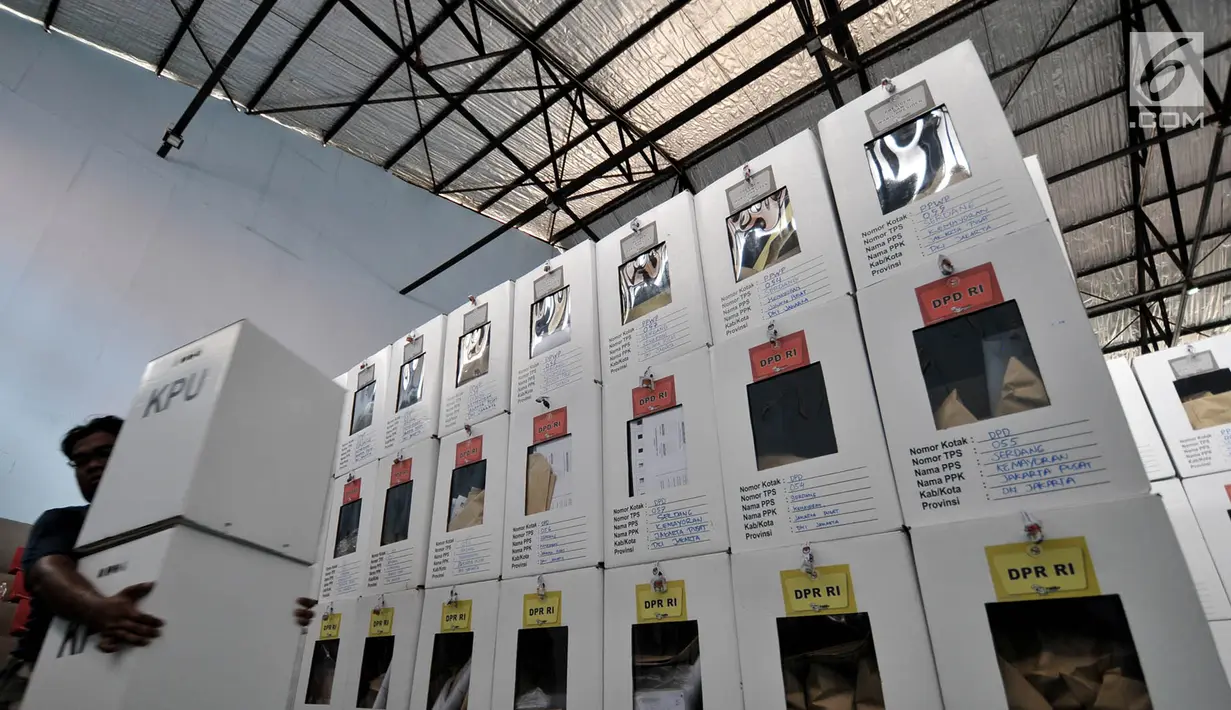 Petugas PPK merapikan kotak suara Pemilu 2019 yang telah digembok dan disegel di Gudang Logistik Kecamatan Kemayoran, Jakarta, Senin (15/4). Penyegelan gembok dan logistik lainnya dilakukan untuk menjamin keamanan surat suara saat didistribusikan ke kelurahan. (merdeka.com/Iqbal Nugroho)