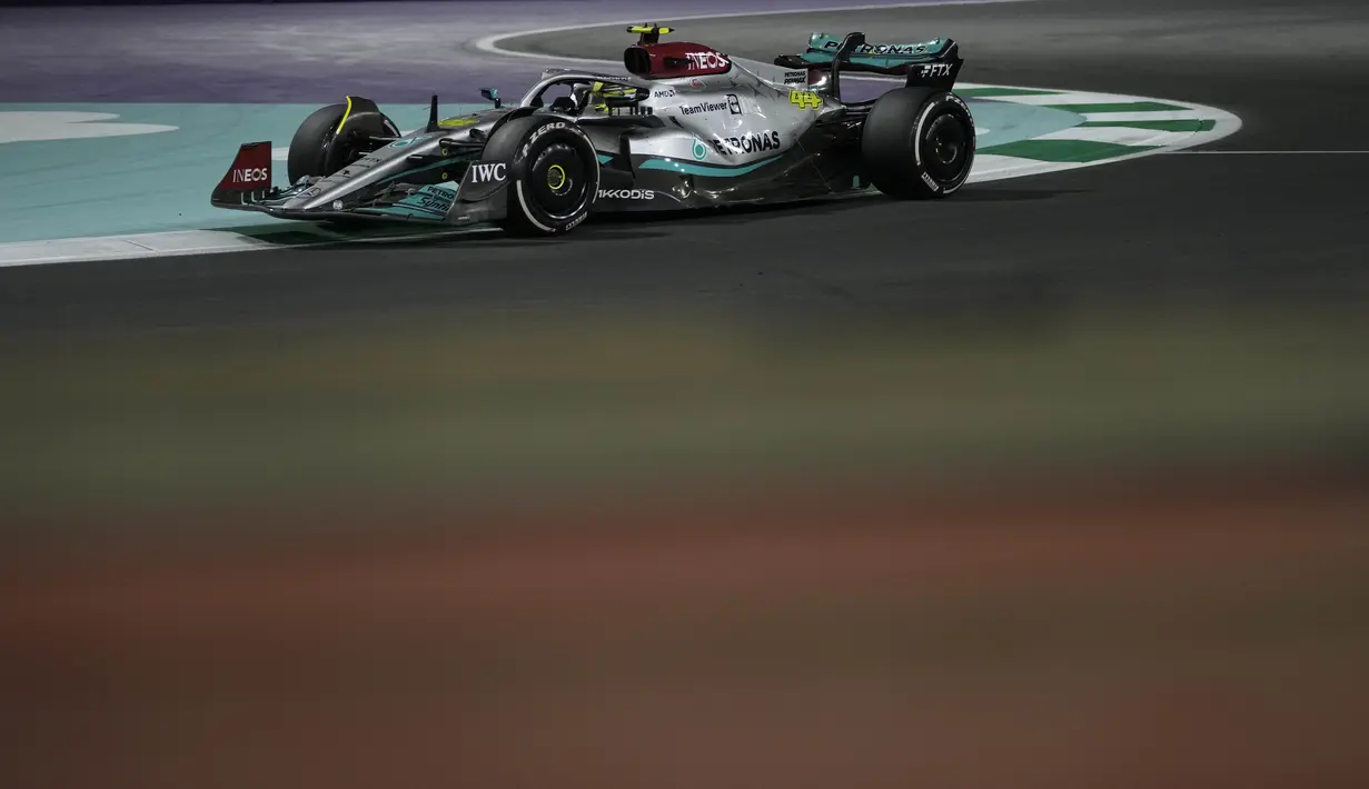 Sementara itu, juara GP Arab Saudi perdana di Jeddah tahun lalu, Lewis Hamilton, mengklaim satu poin terakhir yang tersisa dengan finis di posisi 10. (AP/Hassan Ammar)