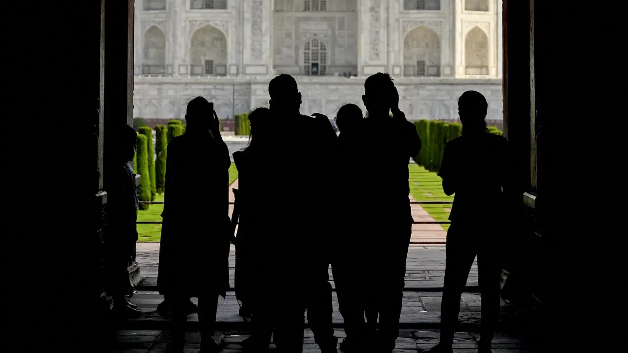 Taj Mahal India dibuka kembali untuk turis