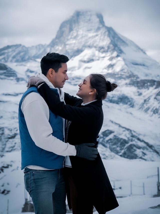 Anniversary Ke-15, Ini 7 Kemesraan Darius Sinathrya dan Donna Agnesia di Swiss