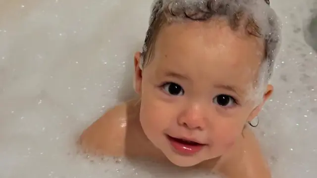 Potret gemas Baby Kamari mandi busa (credit: https://www.instagram.com/jennifercoppenreal20/).