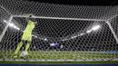Kiper Argentina, Geroinimo Rulli memungut bola dari gawangnnya saat melawan Portugal pada laga grup D Olimpiade Rio 2016 di Olympic Stadium, Rio de Janeiro, (5/82016) dini hari WIB. (AP Photo/Leo Correa)
