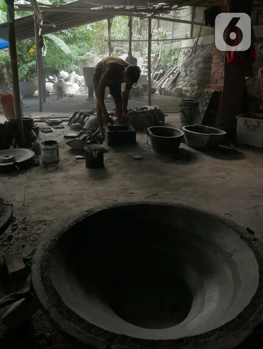 Perajin menyelesaikan pembuatan pot tanaman hias di Pondok Aren, Tangerang, Banten, Minggu (1/8/2021). Akumindo menilai perpanjangan PPKM akan membuat pelaku UMKM semakin tertekan dan diperkirakan mengalami penurunan omzet sebesar 70 hingga 80 persen. (Liputan6.com/Angga Yuniar)