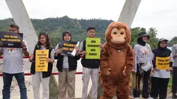 Tim Ekspedisi Hutan Merdeka  dan aktivis lingkungan melakukan aksi di Jembatan Trikora Batang Toru Sumatera Utara, Rabu, 19 Agustus 2026. (Istimewa)