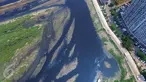 Suasana Waduk Pluit dari atas, Jakarta Utara, Kamis (21/1). Meskipun proyek normalisasi terus dilakukan Pemprov DKI Jakarta Namun endapan lumpur dan sampah masih banyak terlihat . (Liputan6.com/Gempur M Surya)