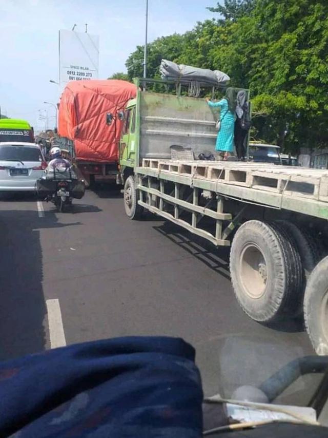 <span>Aksi nekat numpang di truk (Sumber: Instagram/pembawa_ketololan)</span>