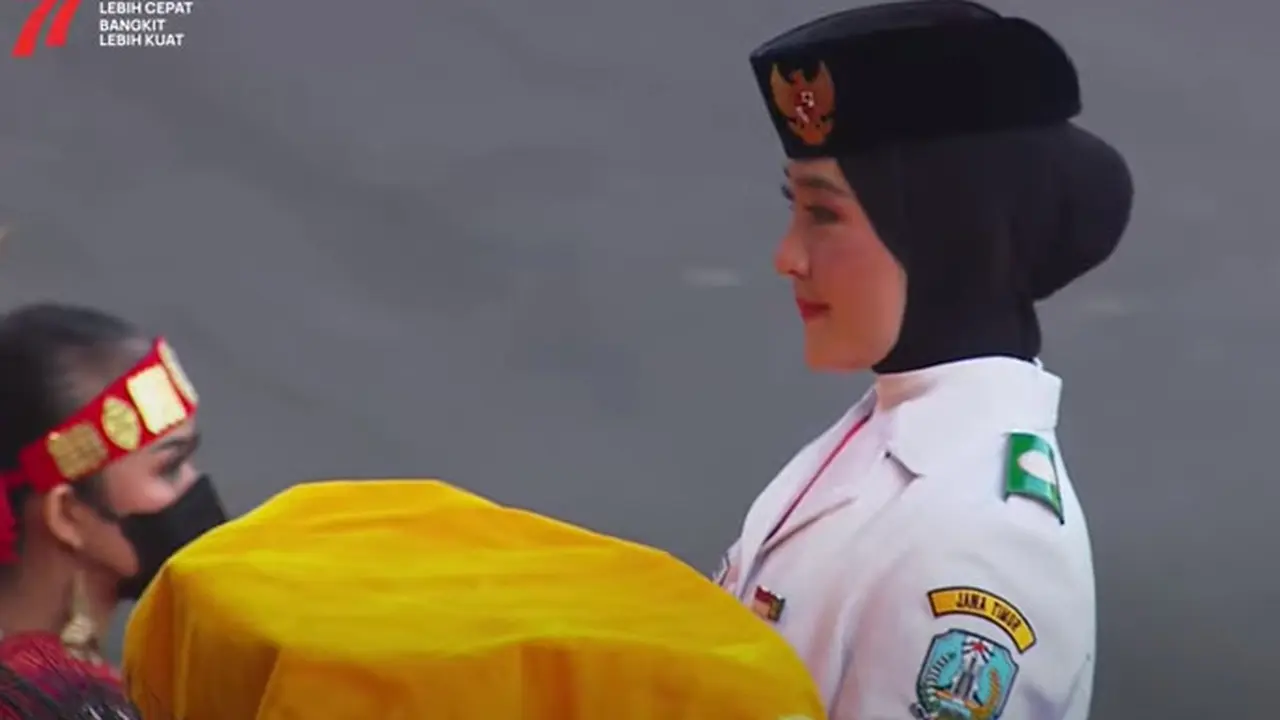 Kali ini yang bertugas sebagai pembawa baki bendera merah putih adalah sosok remaja dari Banyuwangi, Jawa Timur, bernama Ayumi Putri Sasaki.