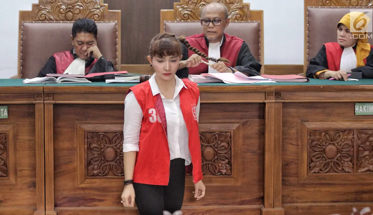 Aktris Roro Fitria berkaca-kaca saat mengikuti sidang perdana kasus narkoba di Pengadilan Negeri Jakarta Selatan, Jakarta, Kamis (28/6). Roro dijerat Undang-undang Nomor 35 Tahun 2009 tentang Narkotika. (Liputan6.com/Faizal Fanani)