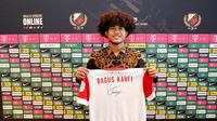 Bagus Kahfi mengenakan batik saat menandatangani kontrak bersama FC Utrecht. (Doc FC Utrecht).