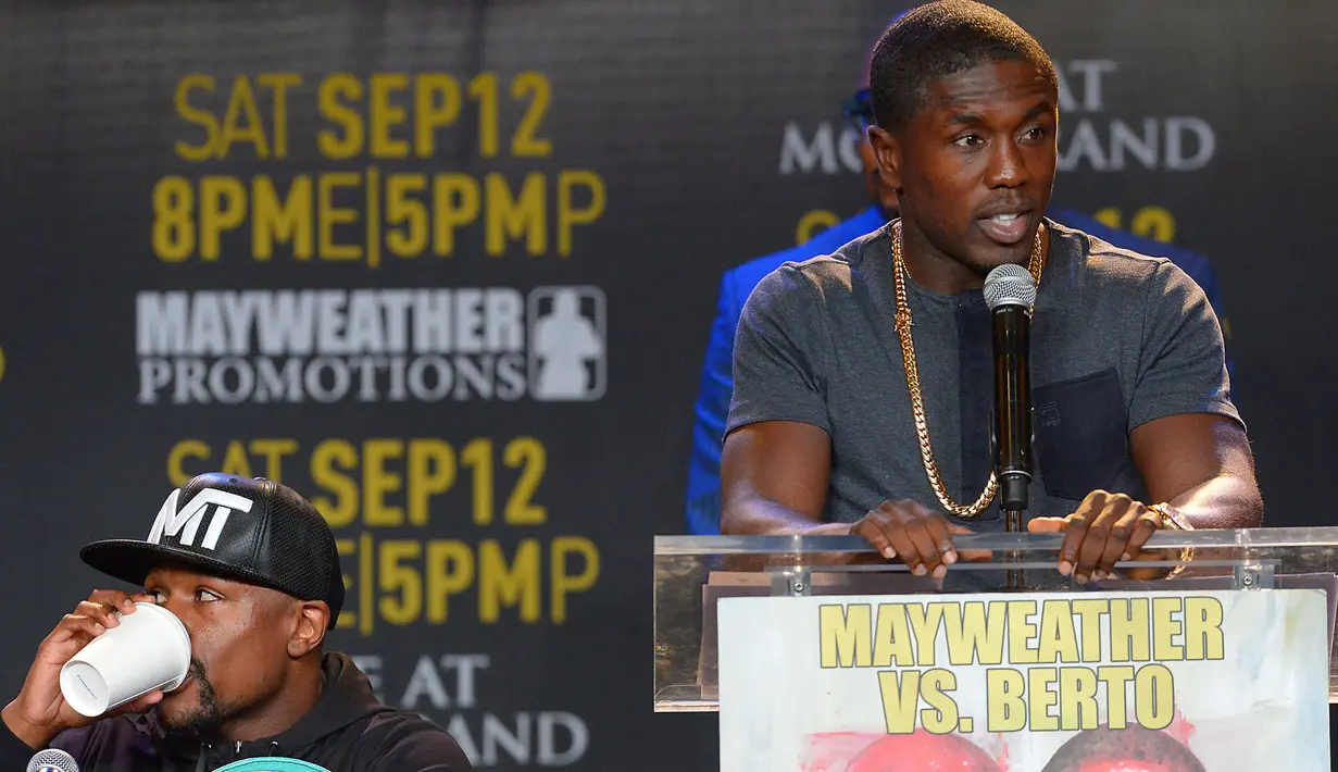 Andre Berto (kanan) saat melakukan konferensi pers di Los Angeles, AS, Kamis (6/8/2015). Berto sudah melewati 33 pertarungan kelas profesional  dan merasakan 30 kemenangan dan tiga kekalahan.  (Jayne Kamin-Oncea-USA)