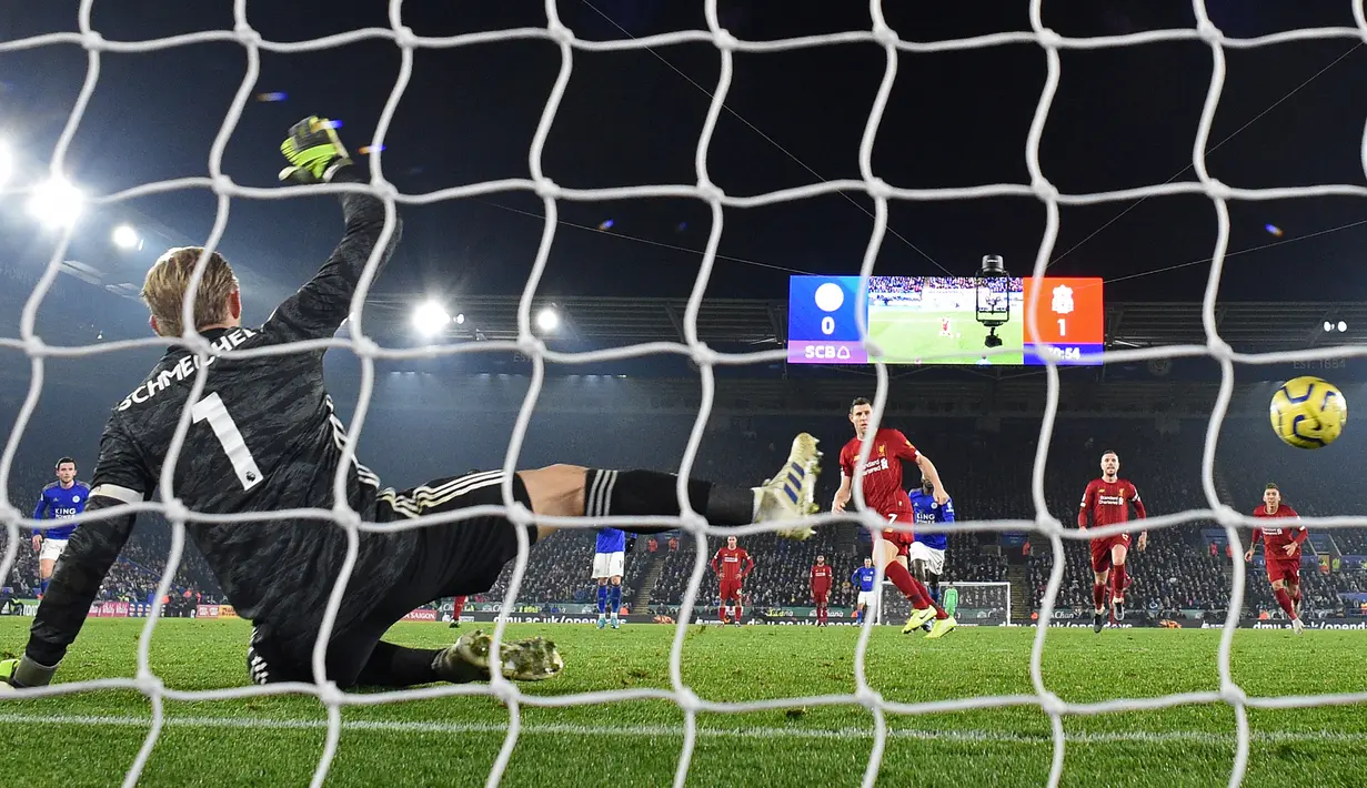 Pemain Liverpool James Milner (tengah) mencetak gol ke gawang Leicester City pada pertandingan Liga Inggris di King Power Stadium, Leicester, Inggris, Kamis (26/12/2019). Liverpool menang 4-0. (Oli SCARFF/AFP)