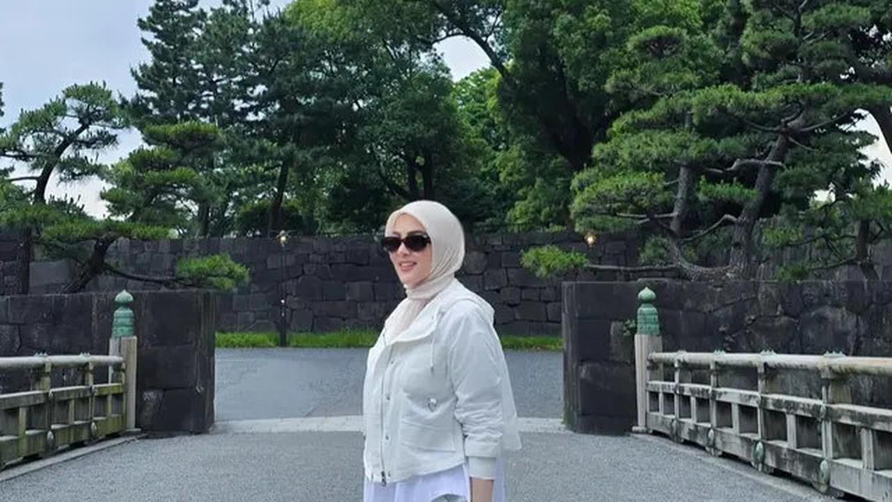 Gaya Syahrini Kembali Bawa Tas Hermes Rp600 Jutaan saat Idul Adha di Jepang, Sambil Gendong Putrinya