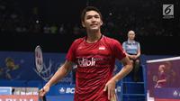 Tunggal Putra Indonesia, Jonatan Christie menatap ke atas saat laga melawan Hsu Jen Hao (Taiwan) di babak pertama Indonesia Open 2017 di Jakarta, Rabu (14/6). Jonatan sukses unggul dengan skor 21-17 dan 21-15. (Liputan6.com/Helmi Fithriansyah)