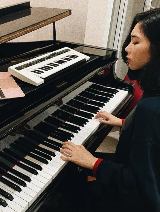 Ia juga mengatakan kalau setiap orang memiliki caranya sendiri dalam menghadapi sebuah keadaan. Ia menyadari kalau belakangan  banyak masyarakat yang risau akan situasi seperti sekarang ini. (Instagram/isyanasarasvati)