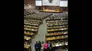 Beberapa anggota DPR tampak berfoto usai rapat paripurna di Kompleks Parlemen Senayan, Jakarta, Selasa (26/8/14). (Liputan6.com/Johan Tallo)