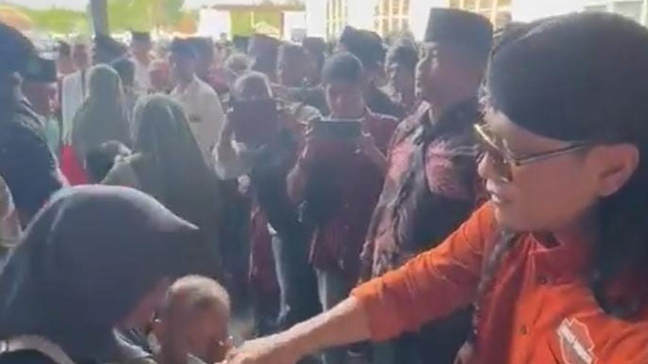 Penjelasan Lengkap Gus Miftah Soal Bagi-Bagi Uang di Pamekasan dan Ada Warga Pamer Kaus Prabowo