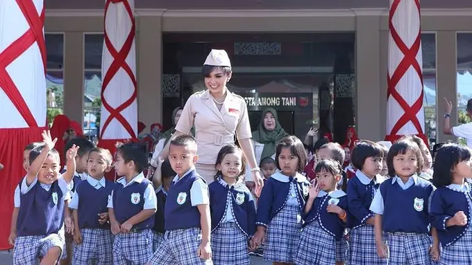 Yuni Shara bersama murid-murid sekolahnya. (Foto: Instagram/cahayapermataabdi)
