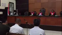 Terdakwa kasus perampokan disertai pembunuhan Pulomas menjani sidang vonis (Liputan6.com/ Nanda Perdana Putra)