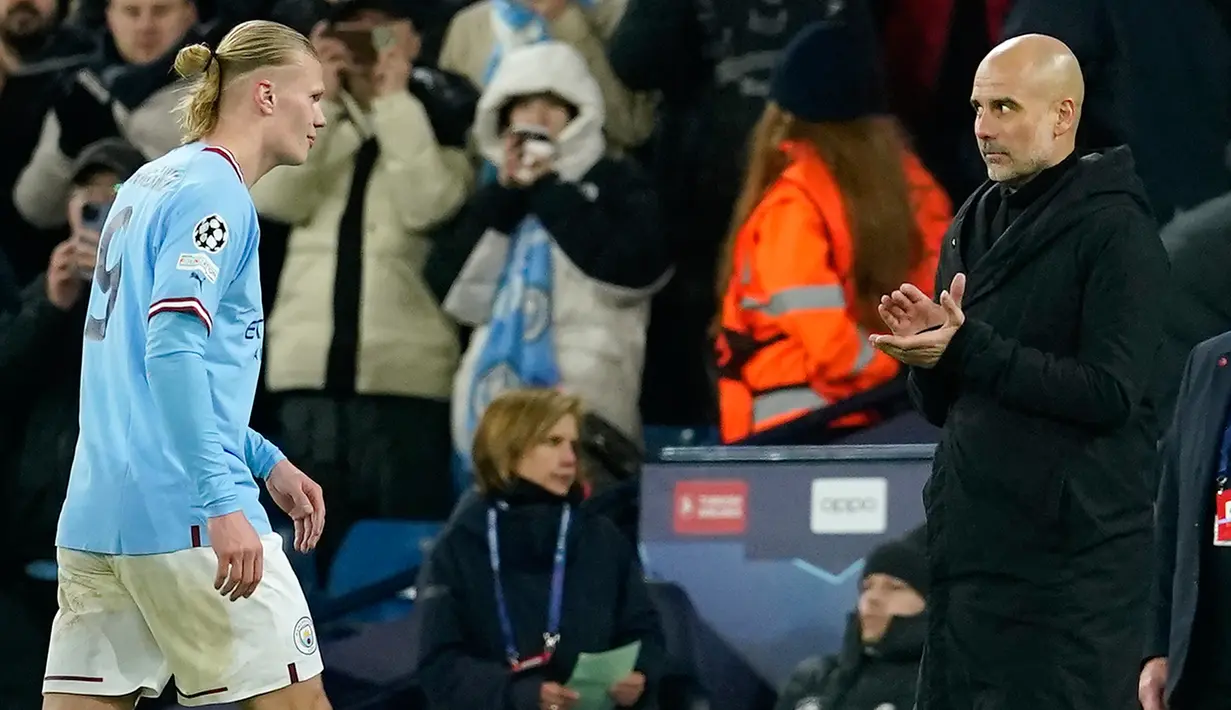 Pelatih Manchester City Pep Guardiola (kanan) bertepuk tangan kepada pemain Manchester City Erling Haaland (kiri) yang meninggalkan lapangan usai melawan RB Leipzig pada pertandingan sepak bola leg kedua babak 16 besar Liga Champions di Etihad Stadium, Manchester, Inggris, 14 Maret 2023. Erling Haaland mencetak lima gol dan menbawa Manchester City mengalahkan RB Leipzig dengan skor 7-0. (AP Photo/Dave Thompson)