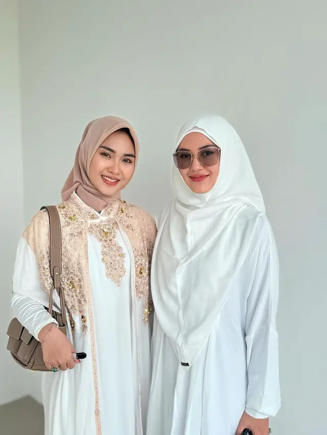 6 Potret Happy Asmara Pakai Busana Muslim Serba Putih, Wajahnya Bikin Pangling