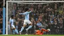 Striker Manchester City, Gabriel Jesus, mencetak gol ke gawang Napoli pada laga Liga Champions di Stadion Etihad, Selasa (17/10/2017). Manchester City menang 2-1 atas Napoli. (AP/Dave Thompson)