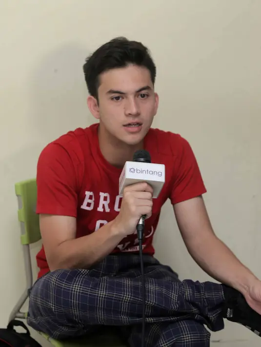 Dalam perannya, ia digambarkan sebagai cowok manja dengan mama dan selalu menjaga kebersihannya. Bahkan, demi terus menjaga kebersihannya, ia kemana-mana membawa hand sanitizer, tisu basah. (Nurwahyunan/Bintang.com)