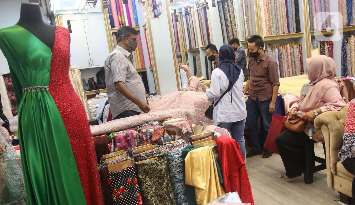 Aktvitas jual beli bahan tekstil di Pasar Tanah Abang, Jakarta, Sabtu (27/11/2021). Utilisasi industri tekstil dan produk tekstil dalam negeri menunjukkan kinerja yang positif menjelang akhir 2021, berada di posisi 80 - 85 persen pada awal kuartal IV/2021. (Liputan6.com/Angga Yuniar)